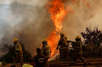 VIDEO | Evacuan sector Altos del Río en San Javier por incendio forestal