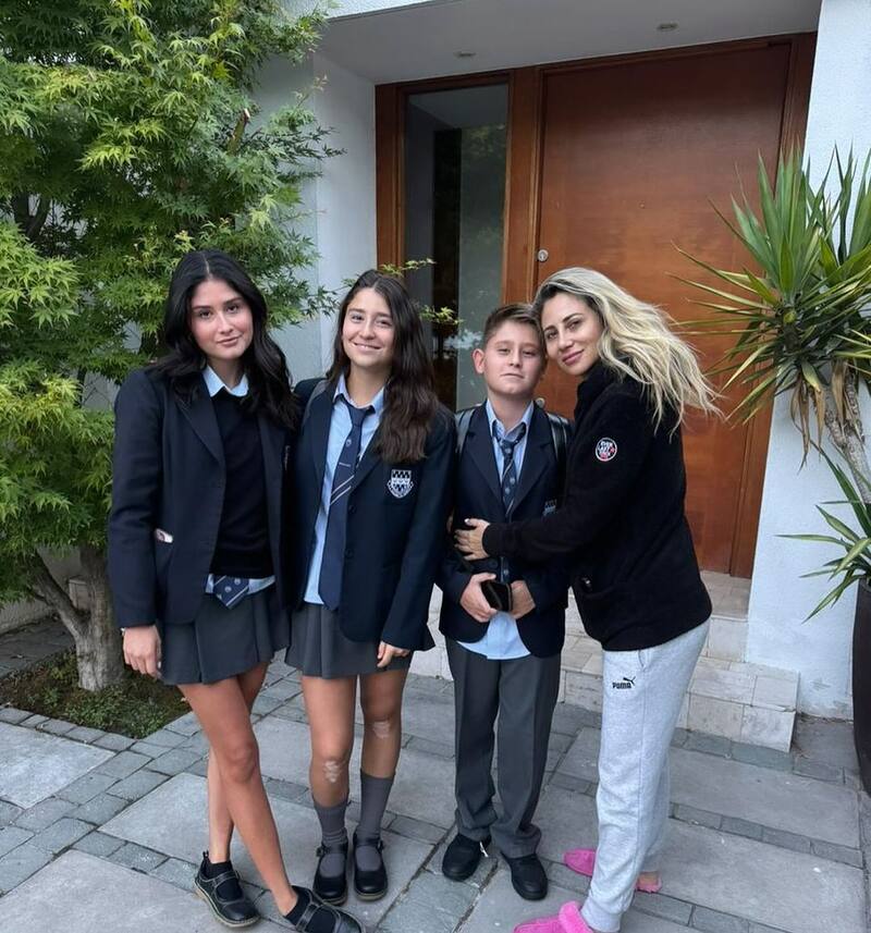 posó son sus hijos en uniforme.