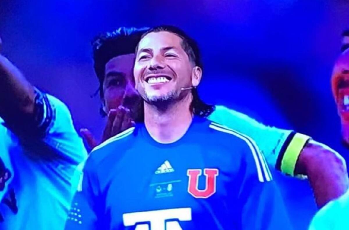 Pájaro Valdés, ídolo de Colo Colo, pagó apuesta ante Rafael Olarra vistiendo la camiseta de la U