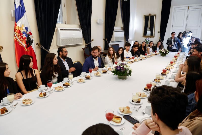 Este martes los estudiantes que rindieron la PAES visitaron La Moneda y desayunaron con Boric.