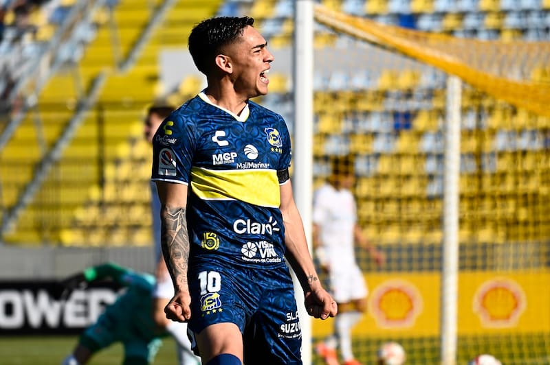 festejando un gol con Everton.