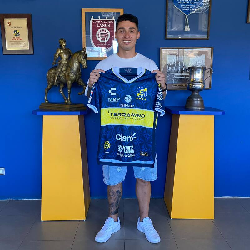Joaquín Moya con la camiseta de Everton.