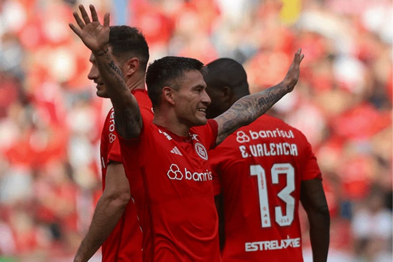 Charles Aránguiz en Inter de Porto Alegre.