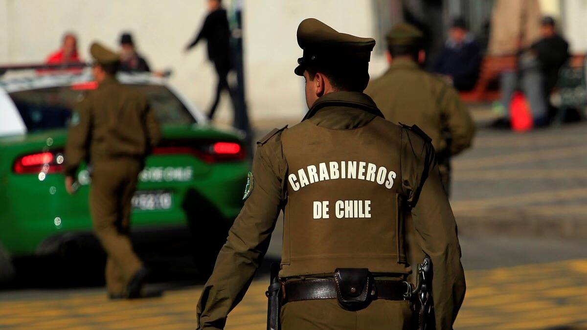 Carabineros detuvo a sujetos que portaban una subametralladora uzi y 53 papelillos de pasta base