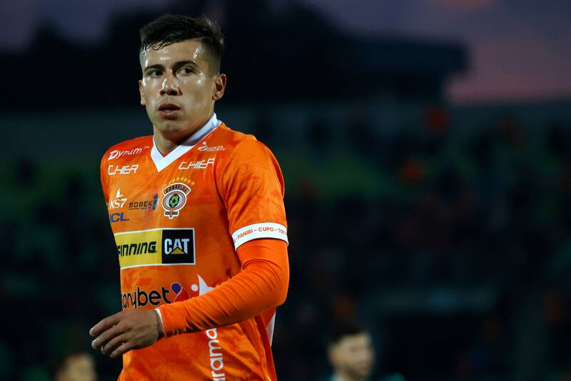 El jugador de Cobreloa Felipe Villagran es fotografiado durante el partido de Primera B contra Santiago Wanderers.