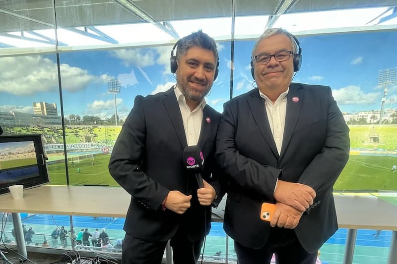 antes de relatar un partido de Santiago Wanderers en el Elías Figueroa Brander, junto a Aldo Schiappacasse. Foto: Instagram @grillodelgol