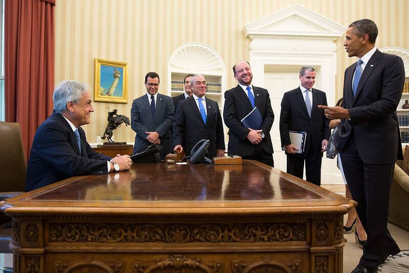 El expresidente en la oficina del expresidente Obama.