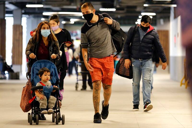 Santiago, 6 de noviembre de 2020.
Terminal de santiago con alta afluencia de publico tras autorizarse el paso a fase 3 en Viña del mar y Valparaiso.
Jonnathan Oyarzun/Aton Chile