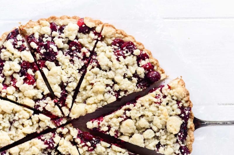 Revisa cómo cocinar este pastel alemán con migas.