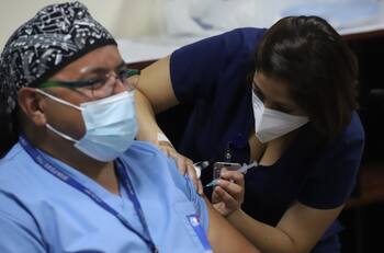 Dolor de brazo, fiebre y hormigueo: los primeros efectos de la vacuna COVID en Chile