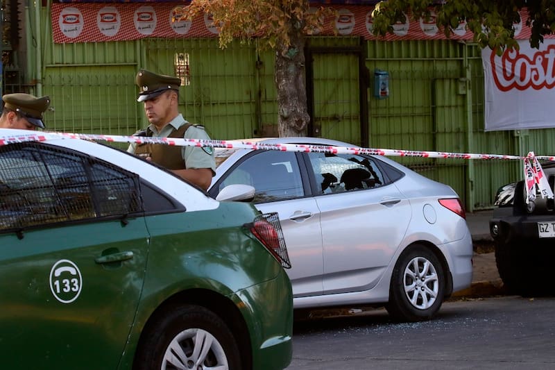 El funcionario de PDI resultó con una herida en su cabeza.