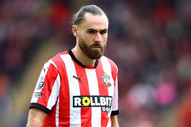 jugando por el Southampton en la Premier League.