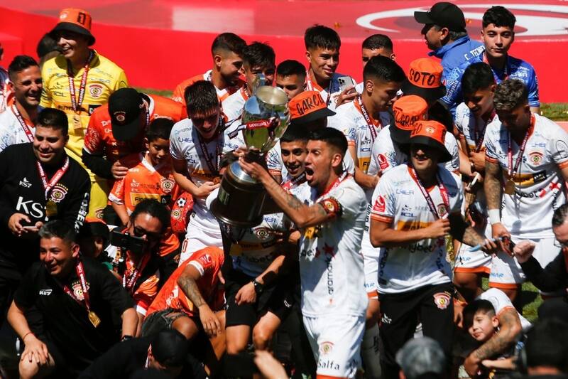 Los campeones festejan el ascenso a Primera División en el Estadio Fiscal de Talca. Foto: Agencia Aton.