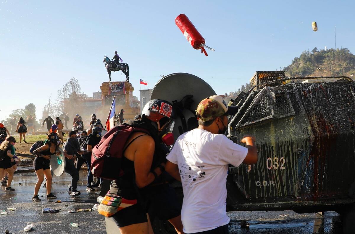 En medio del 8M encapuchados trataron de derribar estatua de Baquedano