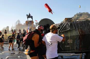 En medio del 8M encapuchados trataron de derribar estatua de Baquedano
