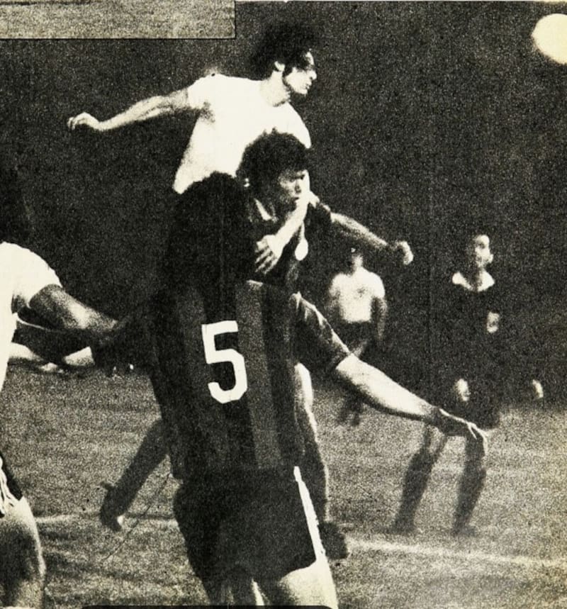 Aunque Miguel Ángel Gamboa (en la foto, superando a Daniel Díaz y anotando de cabeza) igualó faltando 5 minutos para el final, Huachipato mantuvo la distancia en la tabla con Colo Colo.