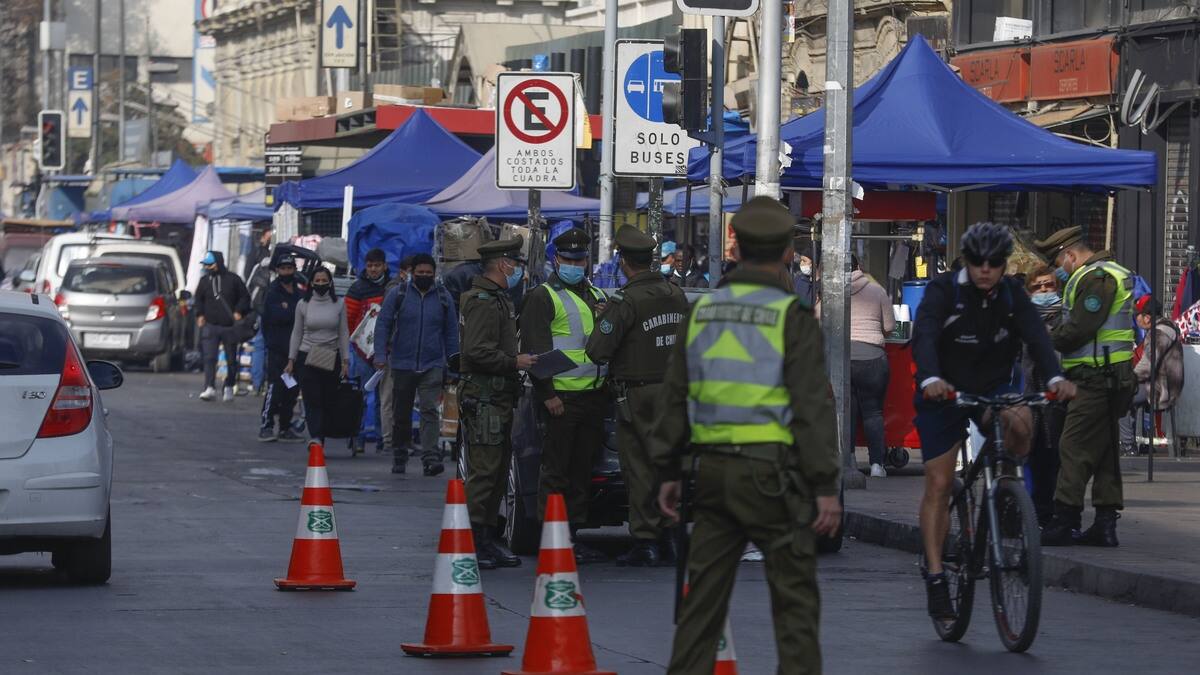 Encontraron un sable: Carabineros retiró toldos azules de vendedores ambulantes en Barrio Meiggs