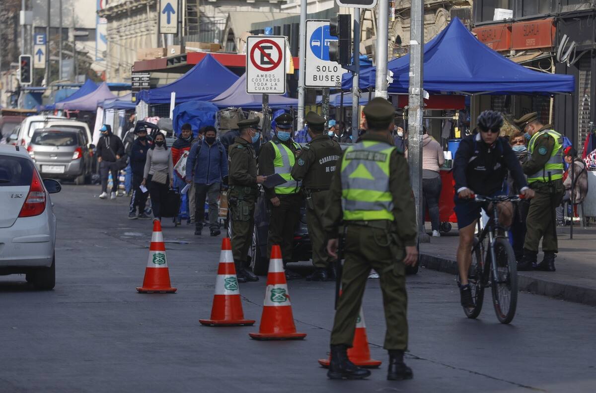 Encontraron un sable: Carabineros retiró toldos azules de vendedores ambulantes en Barrio Meiggs