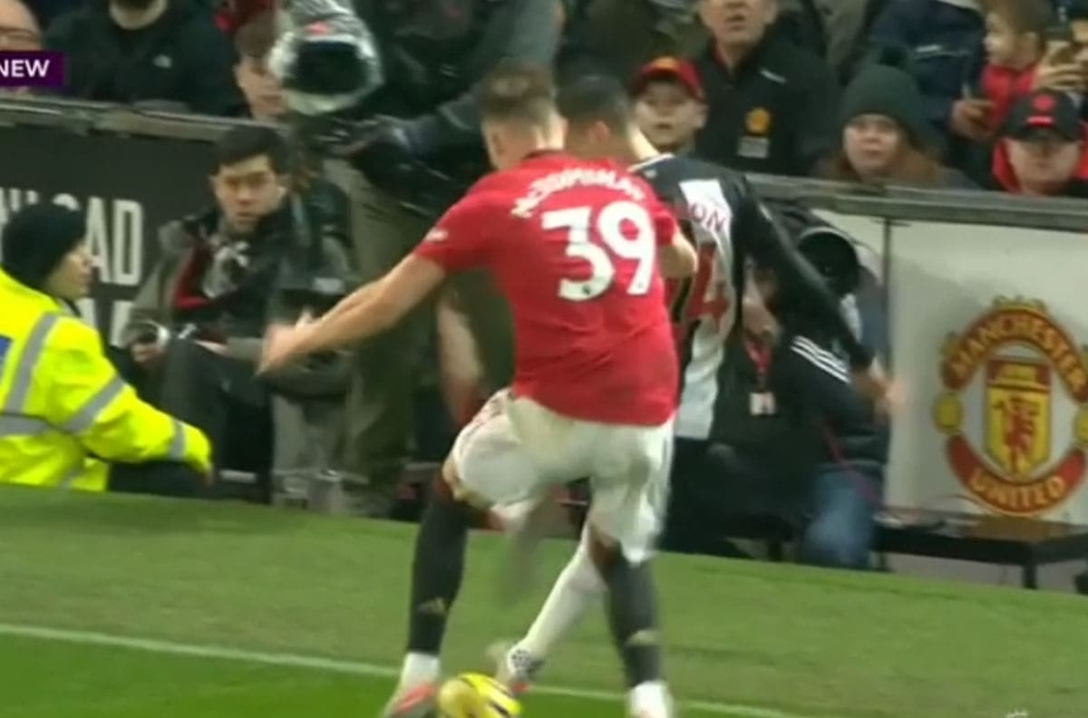 Tremendo túnel de Miguel Almirón a McTominay