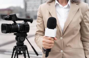 Estas son las 10 universidades con mejor empleabilidad en periodismo: sueldos superan $1.000.000