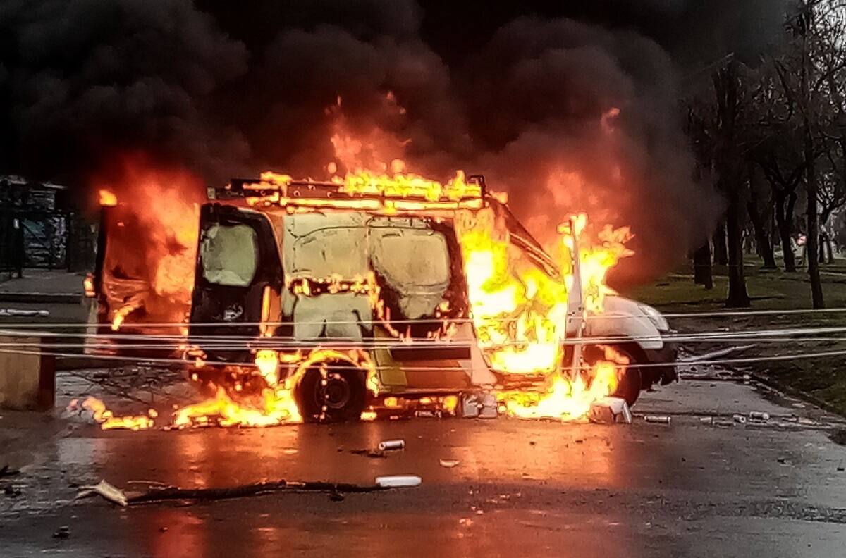 Camioneta de VTR fue incendiada en Villa Francia por parte de desconocidos