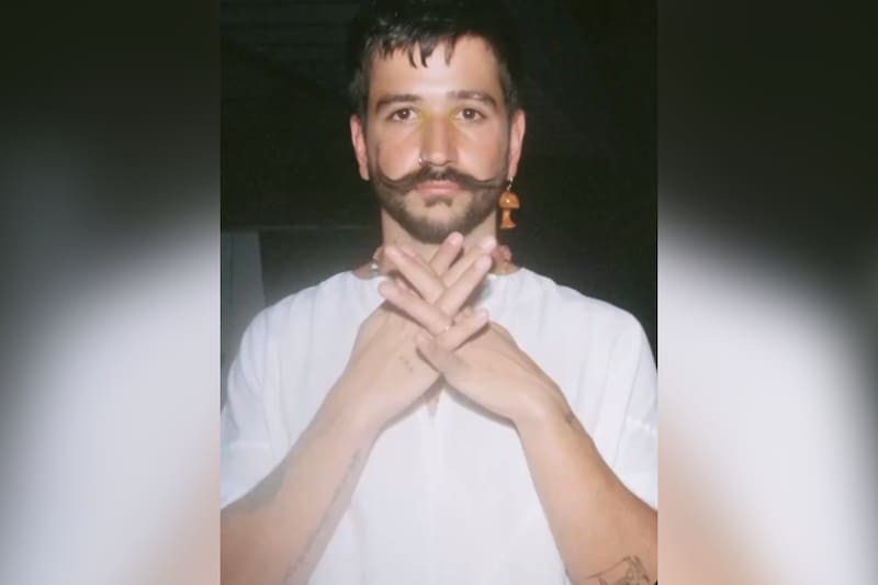 El cantante se dio el tiempo de saludar a sus fanáticas afuera del hotel.