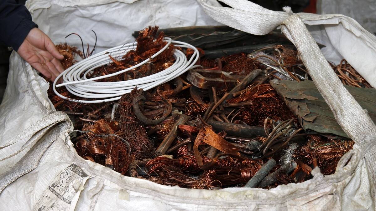 Hombre muere electrocutado al intentar robar cables de un poste en Iquique