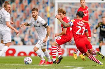 Video: Un gol en contra le da la ventaja al Leeds de Bielsa ante al Barnsley