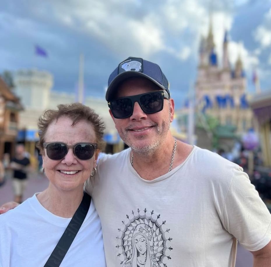 La postal de José Miguel Viñuela junto a su madre, Paulina Infante. Créditos: Instagram.