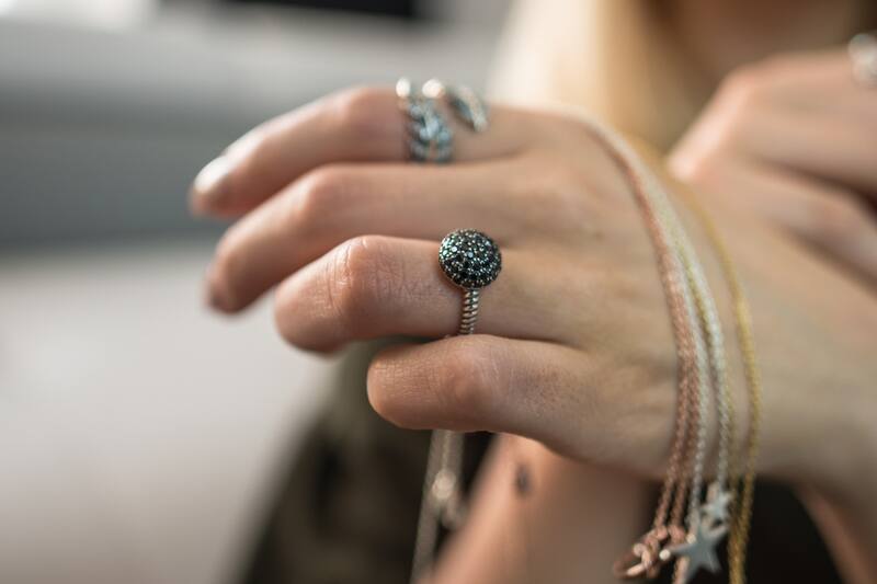 Con estos sencillos productos que seguramente tienes en casa, puedes limpiar de forma rápida y sencilla tu joyería.