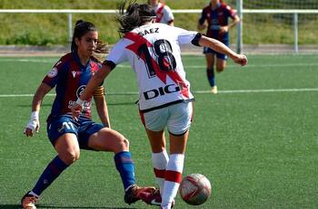 No lograron la hazaña: El Rayo Vallecano de Camila Sáez y Yanara Aedo perdió la categoría en España