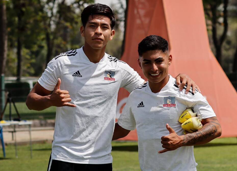 El extremo boliviano junto a Jordhy Thompson en Colo Colo.