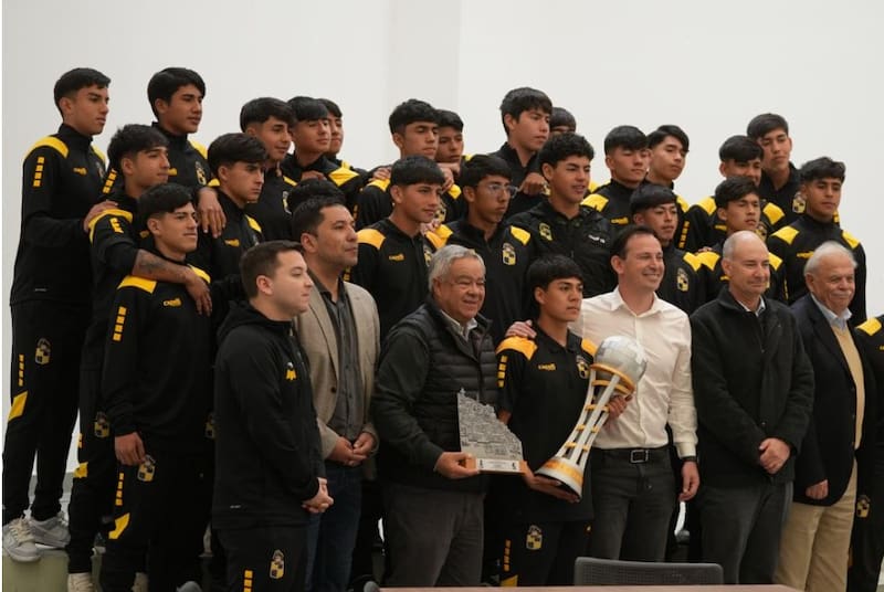 "Para poder competir, necesitamos tener 16 o 17 niños en condiciones de competir en cada serie", dice Contador, en la foto celebrando con el equipo campeón Sub 15 de la Copa Futuro 2025.