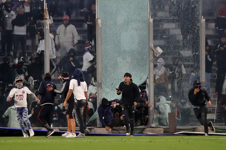 Hechos de violencia obligaron a suspender el partido. /Photosport