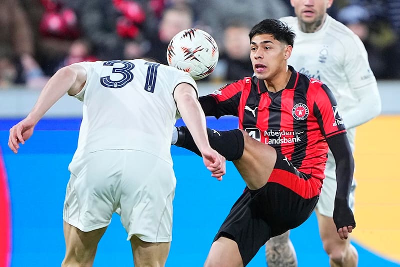 El volante chileno del FC Midtjylland, en acción ante el Nottingham Forest en la Europa League. Foto: EFE.