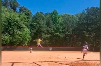 La gran reacción de un padre al ver el primer "home run" de su hijo
