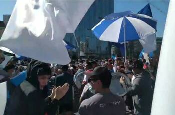VIDEO: Hinchas de la UC pidieron un triunfo sobre la U en banderazo previo al Clásico Universitario