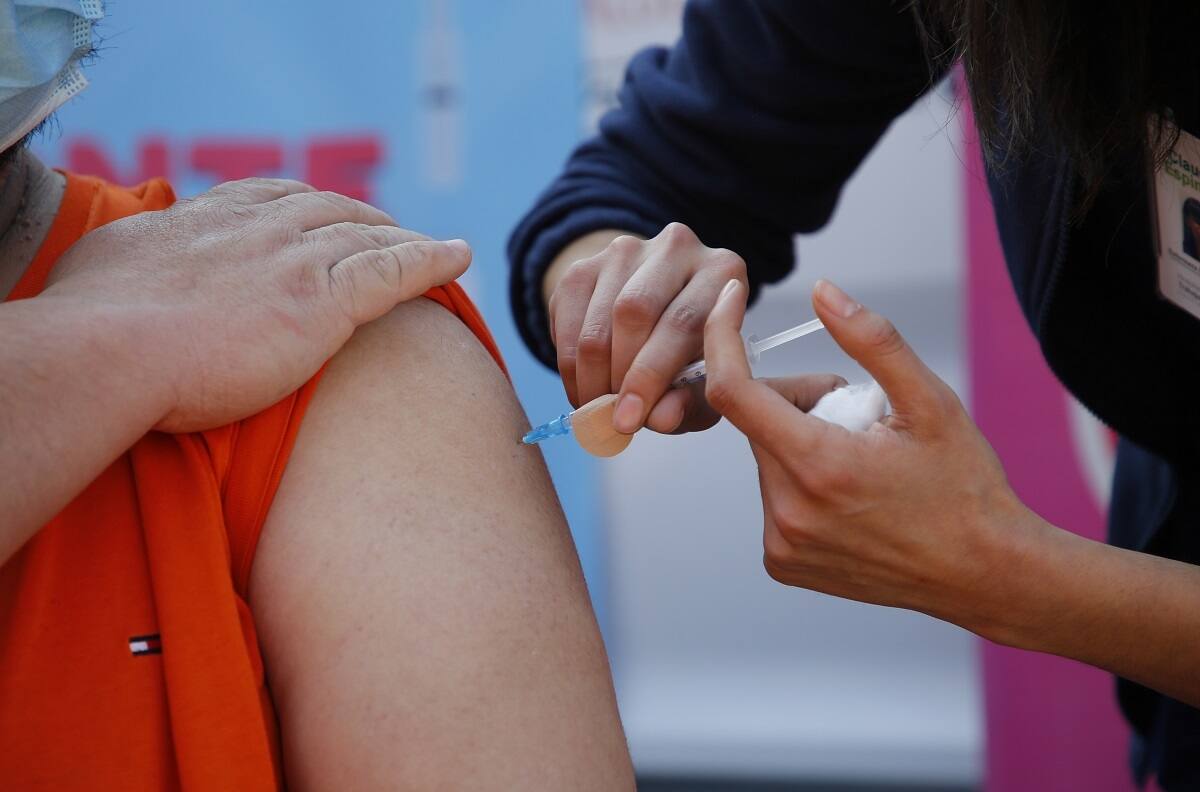 ¿Se viene la quinta dosis contra el Covid-19? Ministra de Salud se refiere a una nueva vacuna contra el virus