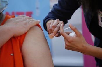 ¿Se viene la quinta dosis contra el Covid-19? Ministra de Salud se refiere a una nueva vacuna contra el virus