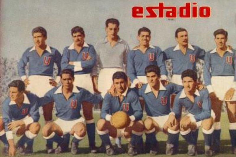 La U en 1956. Óscar Meléndez es el segundo de derecha a izquierda, agachado, al lado de Leonel Sánchez. Foto: Archivo Revista Estadio.