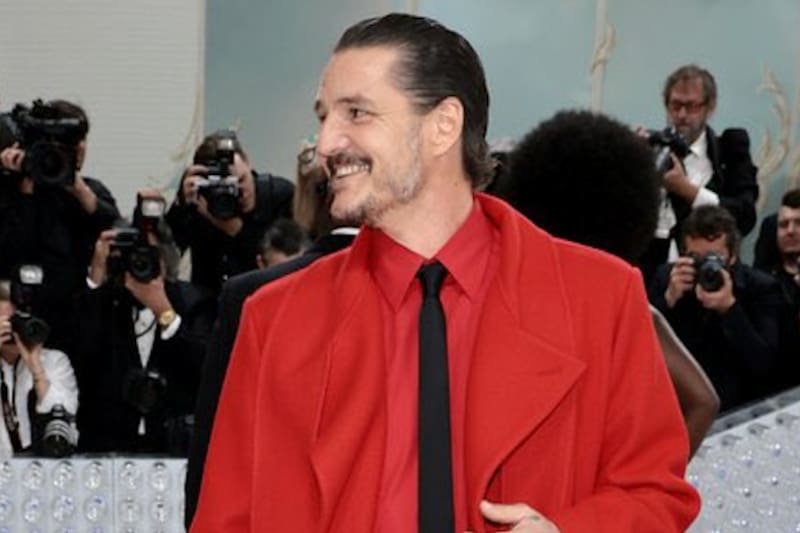 Revisa el look de Pedro Pascal en Met Gala 2023.