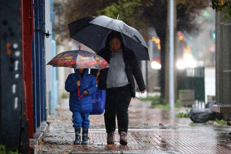 Las intensas precipitaciones obligaron a decretar alerta y alarmas meteorológicas en al menos dos regiones del país.
