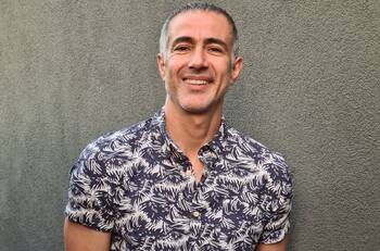 Quién es César Caillet, abogado y actor consolidado que ha participado en diferentes teleseries de Mega