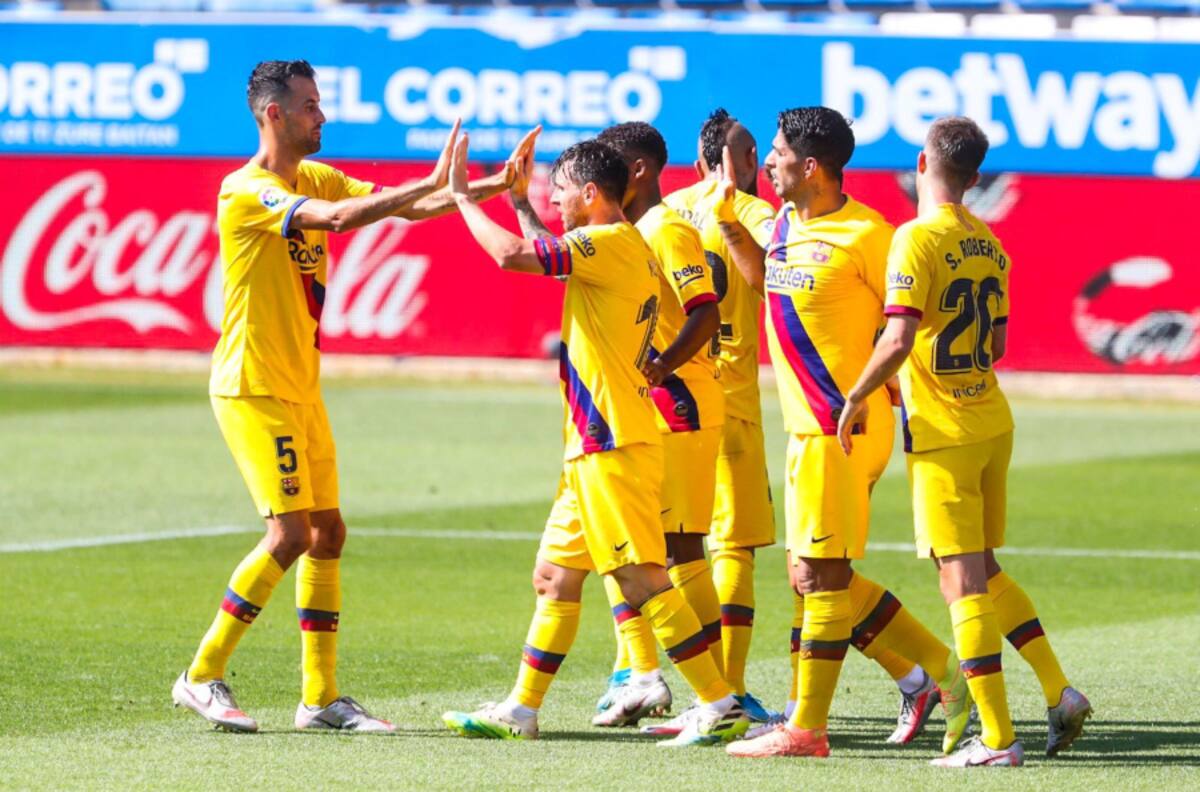 Barcelona terminó La Liga con goleada sobre Alavés y con Vidal como central