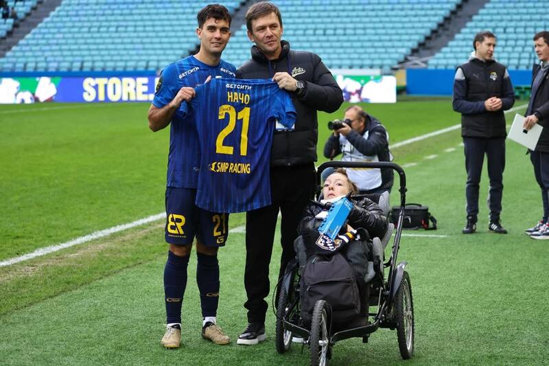 Ignacio Saavedra recibió el premio al mejor gol de la primera rueda de su equipo y compartió con una hincha del club, por el Día Internacional de las Personas con Discapacidad.