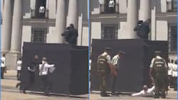 Esto traía en su interior el maletín de la persona detenida durante homenaje a Sebastián Piñera