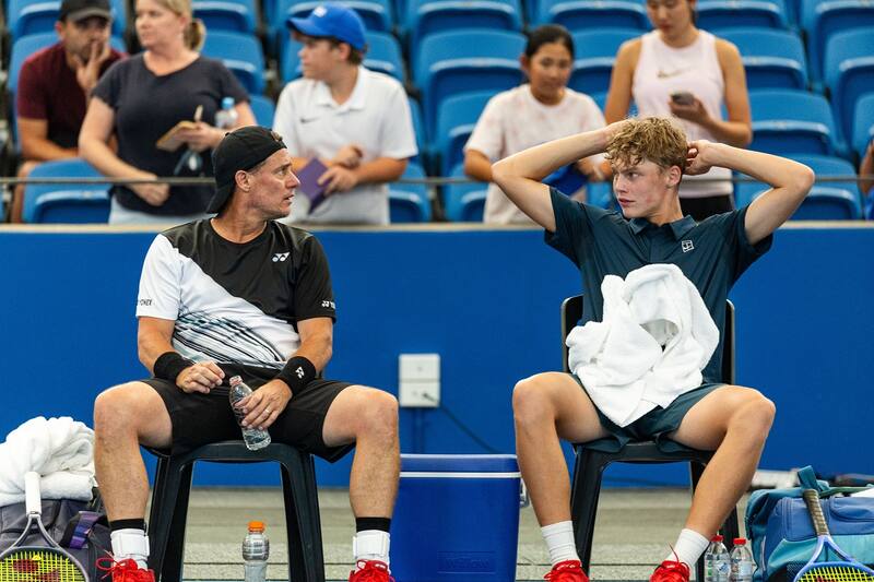 Lleyton Hewitt y su hijo Cruz. Foto: Challenger TV
