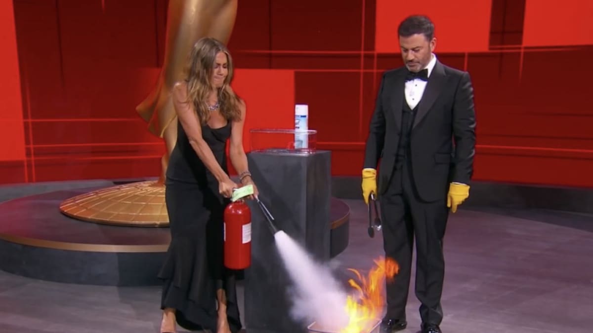 ¡Con extintor!: Así sanitizó los sobre de los Emmy Jennifer Aniston
