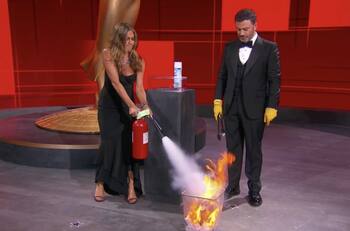¡Con extintor!: Así sanitizó los sobre de los Emmy Jennifer Aniston