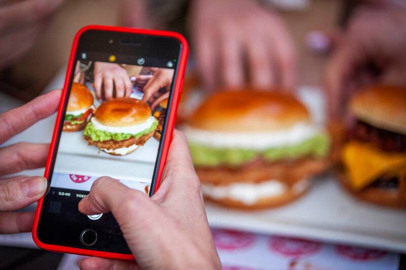 Promociones, descuentos y más en el día internacional de la comida rápida